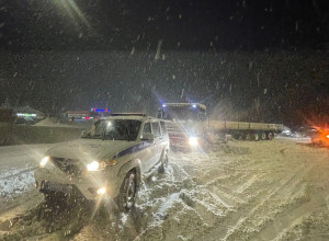 Все выходные автоинспекторы оказывали помощь автолюбителям