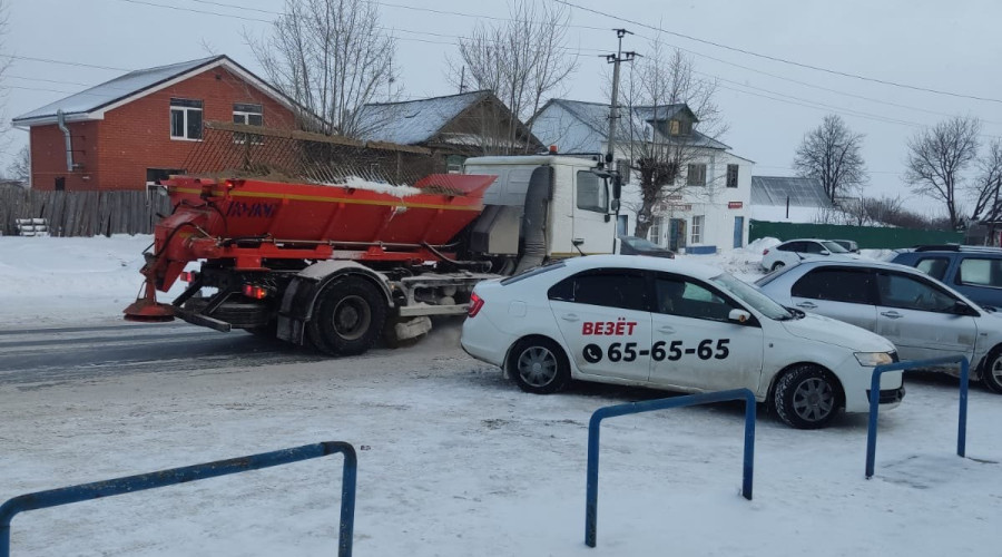 Сотрудники МУП Городское хозяйство расчищают город от снега