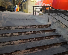 Сотрудники МУП Городское хозяйство расчищают город от снега